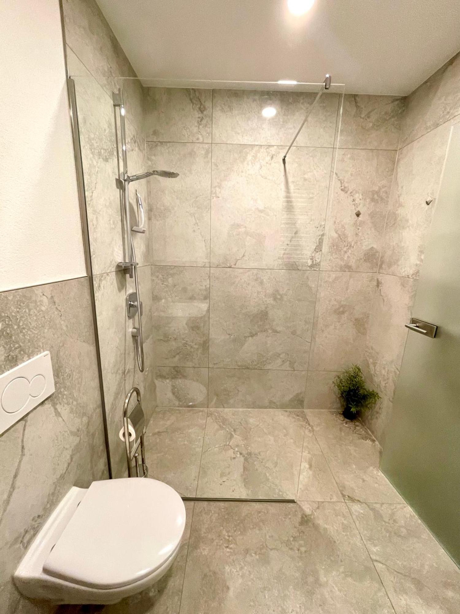 Neu Grosse Einzimmerwohnung Im Zentrum Goldstadt Pforzheim Schloessle Kültér fotó